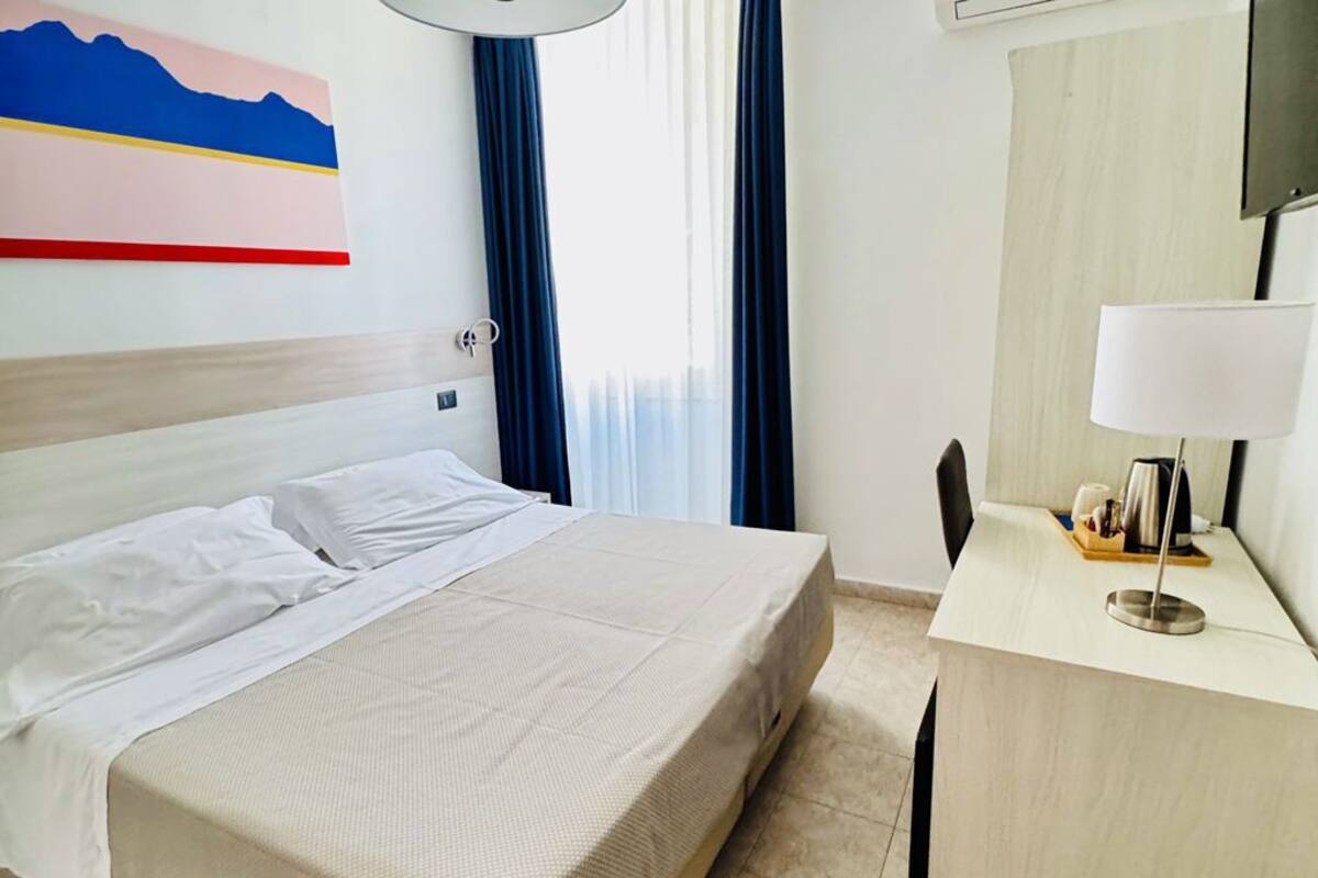 Camera doppia | Una cassaforte in camera, culle/letti per bambini (a pagamento)