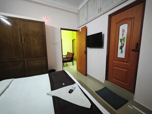 2 bedrooms, desk, iron/ironing board, free WiFi