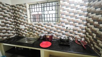 Frigorífico, microondas, placa de cocina y hervidor eléctrico