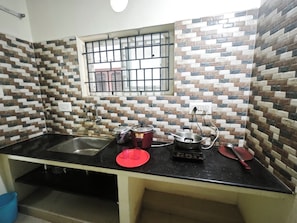 Frigorífico, microondas, placa de cocina y hervidor eléctrico