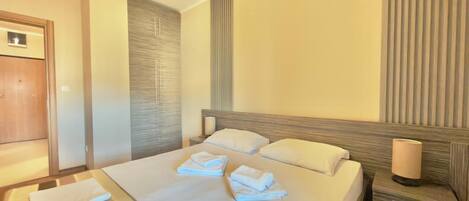 Appartement classique, vue partielle sur la mer | Bureau, espace de travail pour ordinateurs portables