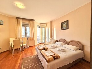 Studio Confort, balcon, vue partielle sur la mer | Bureau, espace de travail pour ordinateurs portables