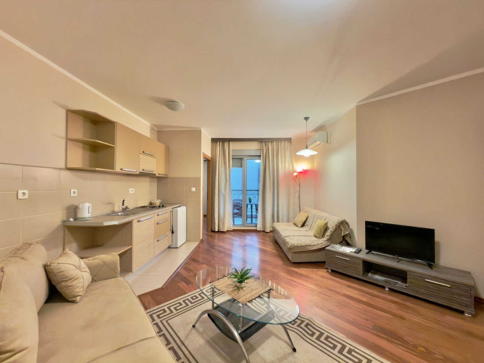 Standaard appartement, balkon, uitzicht op de stad | Woonruimte | Flatscreentelevisie