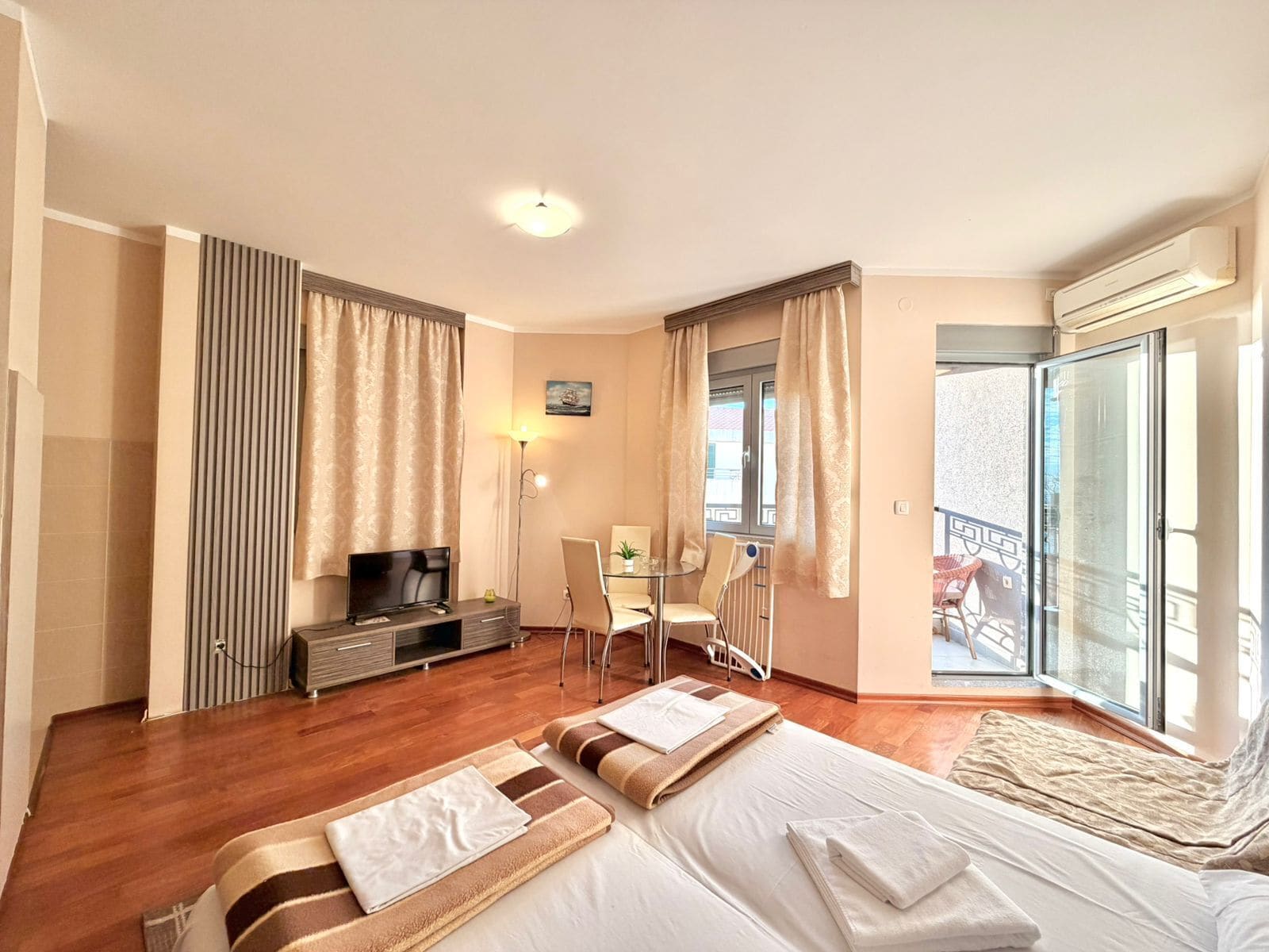 舒適開放式客房, 陽台, 部分海景 | 書桌、筆電工作空間、免費無線上網