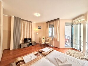 Escritorio, espacio para trabajar con laptop y wifi gratis