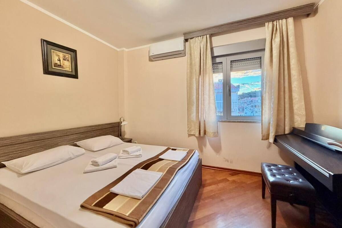 Family Apart Daire, Balkon, Kısmi Deniz Manzaralı | Masa, dizüstü bilgisayar çalışma alanı, ses yalıtımı