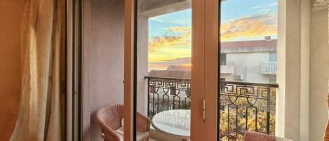 Appartamento familiare, balcone, vista mare parziale | Terrazza/patio