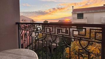 Departamento familiar, balcón, vista parcial al mar | Terraza o patio