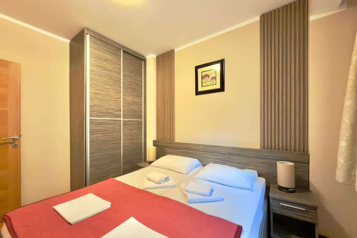 Standard Apart Daire, Balkon, Şehir Manzaralı | Masa, dizüstü bilgisayar çalışma alanı, ses yalıtımı 