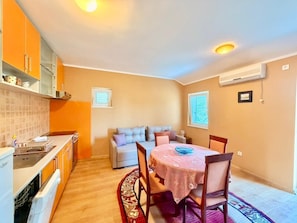 42-inch flat-screen TV with satellite channels, TV - Beachfront Apartments Oaza 2 (Petrovac)