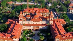 Ein großes, historisches Gebäude mit mehreren Türmen und einem zentralen Innenhof.