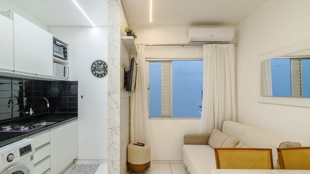 A compact living space with a kitchenette, a sofa, a dining table, and a view of the sea. - Apt With A/C 350m From the Beach in BC Esf0203 (Balneário Camboriú)