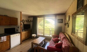 Living area - Charming One-bedroom Apartment With Magnificent View Close to the Super Venosc Chairlift (Les Deux Alpes)