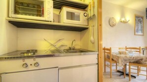 Fridge, microwave, cookware/dishes/utensils - Studio for 3 People in the Resort Center (Bourg-Saint-Maurice)
