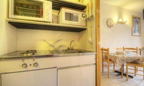 Réfrigérateur, micro-ondes, batterie de cuisine, vaisselle et ustensiles