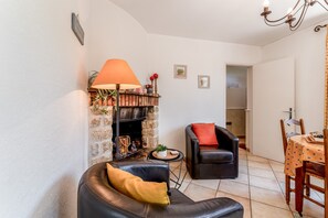 Fernseher, Kamin, Stereoanlage