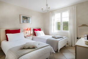 2 chambres, fer et planche à repasser, Wi-Fi, draps fournis