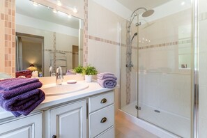 Shower, hair dryer, towels - Mas de Vacances 'Fanny' with Mountain View, Wi-Fi, and Air Conditioning (Crillon-le-Brave)