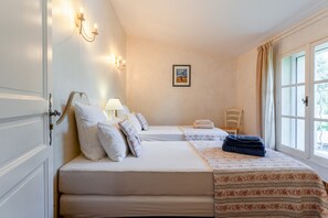 3 bedrooms, iron/ironing board, WiFi, bed sheets - Mas de Vacances 'Fanny' with Mountain View, Wi-Fi, and Air Conditioning (Crillon-le-Brave)
