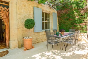 Outdoor dining - Mas de Vacances 'Fanny' with Mountain View, Wi-Fi, and Air Conditioning (Crillon-le-Brave)