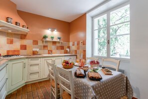 Dining - Mas de Vacances 'Fanny' with Mountain View, Wi-Fi, and Air Conditioning (Crillon-le-Brave)