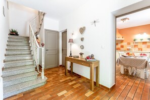 Interior - Mas de Vacances 'Fanny' with Mountain View, Wi-Fi, and Air Conditioning (Crillon-le-Brave)