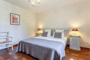 3 bedrooms, iron/ironing board, WiFi, bed sheets - Mas de Vacances 'Fanny' with Mountain View, Wi-Fi, and Air Conditioning (Crillon-le-Brave)
