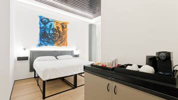 Chambre Confort Double ou avec lits jumeaux, 1 trÚs grand lit et 1 canapé-lit, non-fumeurs | Coffres-forts dans les chambres, chambres insonorisées