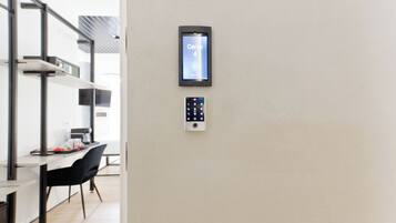 Camera Deluxe con letto matrimoniale o 2 letti singoli, 1 letto king, non fumatori, vista giardino | Una cassaforte in camera, insonorizzazione, ferro/asse da stiro