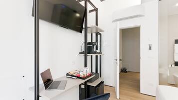 Kahden hengen deluxe-huone (yksi tai kaksi sänkyä), 1 keskisuuri parisänky, tupakointi kielletty | Tallelokero huoneessa, äänieristys, silitysrauta/-lauta, ilmainen Wi-Fi