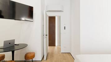 In-room safe, soundproofing, iron/ironing board, free WiFi