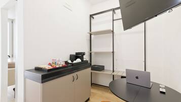 Camera Comfort con letto matrimoniale o 2 letti singoli, 1 letto king con divano letto, non fumatori | Una cassaforte in camera, insonorizzazione, ferro/asse da stiro