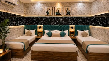 Habitación cuádruple superior | Ropa de cama de alta calidad, edredón y camas con efecto memoria