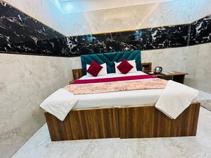 Premium bedding, down duvets, memory-foam beds, free WiFi - HOTEL JS INN (Ayodhya)