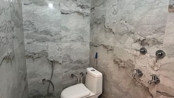 Habitación cuádruple superior | Baño | Tina con regadera