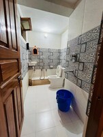 Deluxe Double Room | Bathroom | Combined shower/tub