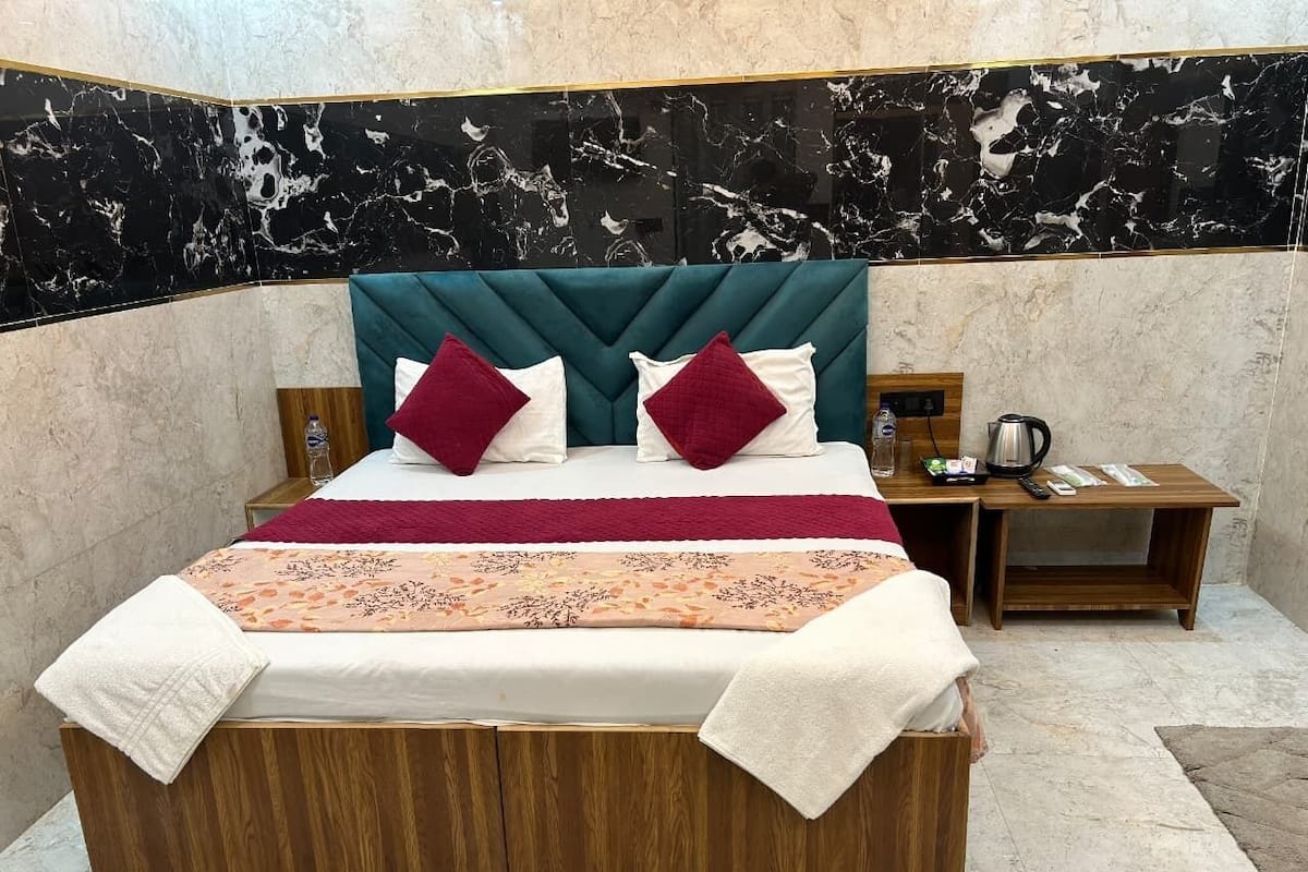 Kolmen hengen superior-huone | Ylelliset vuodevaatteet, untuvapeitot, memory foam -patjalliset sÀngyt