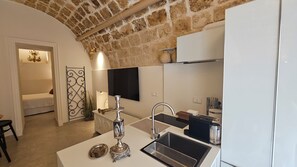 Jääkaappi, mikroaaltouuni, uuni, liesi