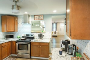 Microondas, horno, placa de cocina, lavavajillas