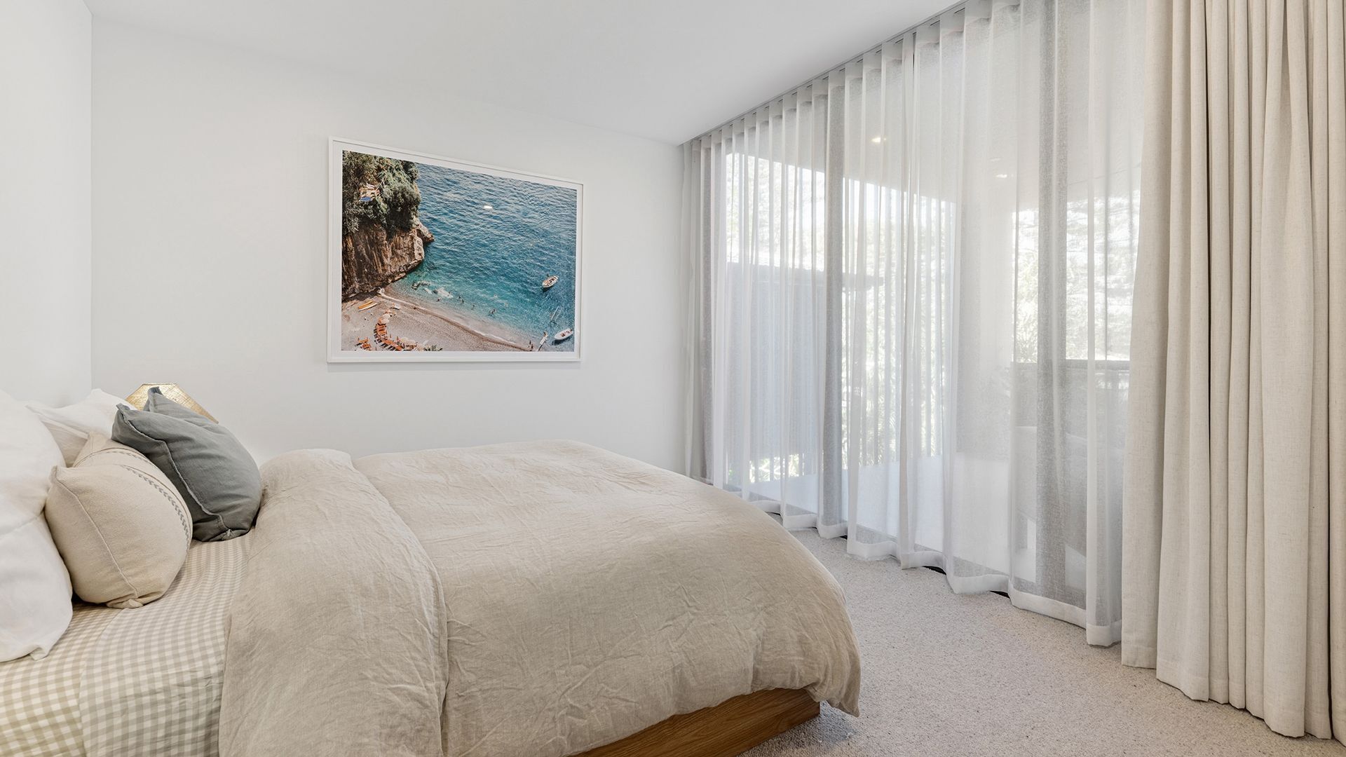 4 عدّة غرف نوم وخدمة الإنترنت وملاءات أسرّة