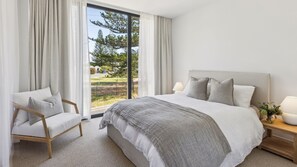 4 عدّة غرف نوم وخدمة الإنترنت وملاءات أسرّة