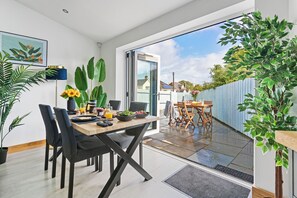 تناول الطعام بالخارج