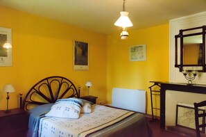 1 bedroom, WiFi, bed sheets - Bed and Breakfast 'Mas Abicou - Alma' with Shared Pool, Private Terrace and Wi-Fi (Vézénobres)
