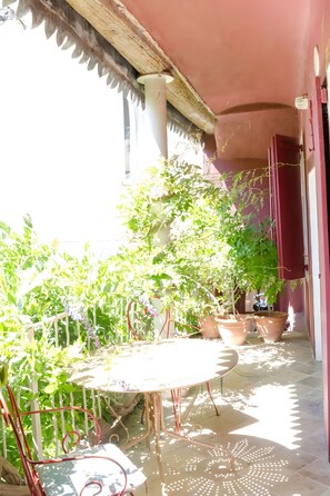 Outdoor dining - Bed and Breakfast 'Mas Abicou - Alma' with Shared Pool, Private Terrace and Wi-Fi (Vézénobres)