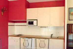 Jääkaappi, mikroaaltouuni, liesi, kahvin-/teenkeitin