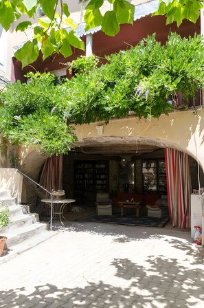 المنطقة المحيطة بالمنشأة