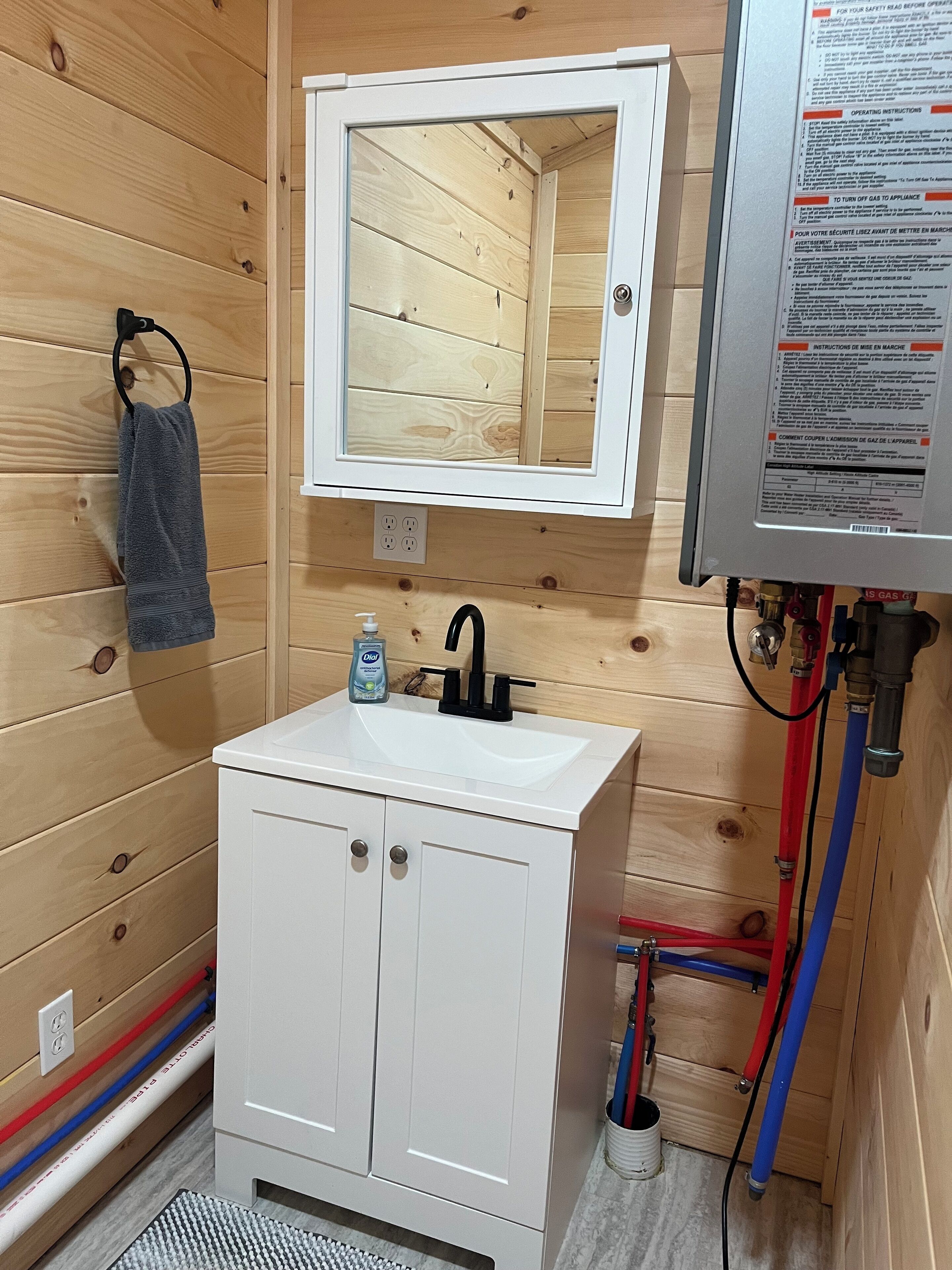 Sèche-cheveux, serviettes fournies, savon, papier toilette