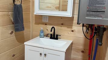 SĂšche-cheveux, serviettes fournies, savon, papier toilette