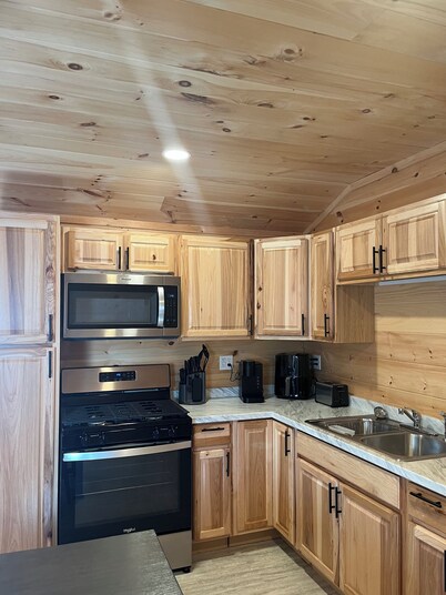 Charming cabin with AC in Brushton