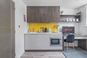 Fridge, microwave, stovetop, coffee/tea maker - New House Serviced Apartments - 17178 (Coventry)